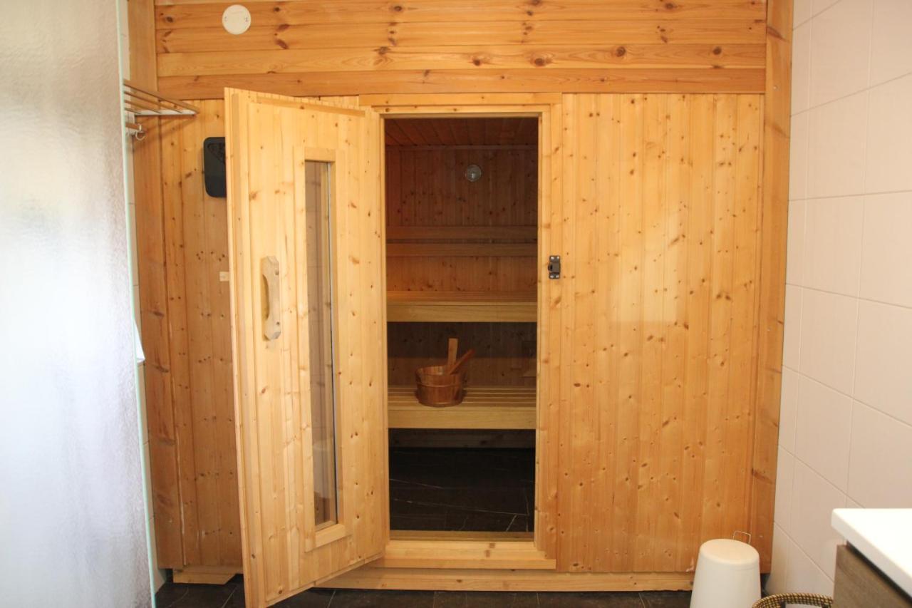 Familiehuis De Betuwe Met Prive Kunstgras Tennisbaan En Sauna Vila Erichem Exterior foto