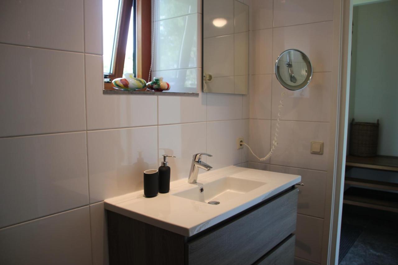 Familiehuis De Betuwe Met Prive Kunstgras Tennisbaan En Sauna Vila Erichem Exterior foto