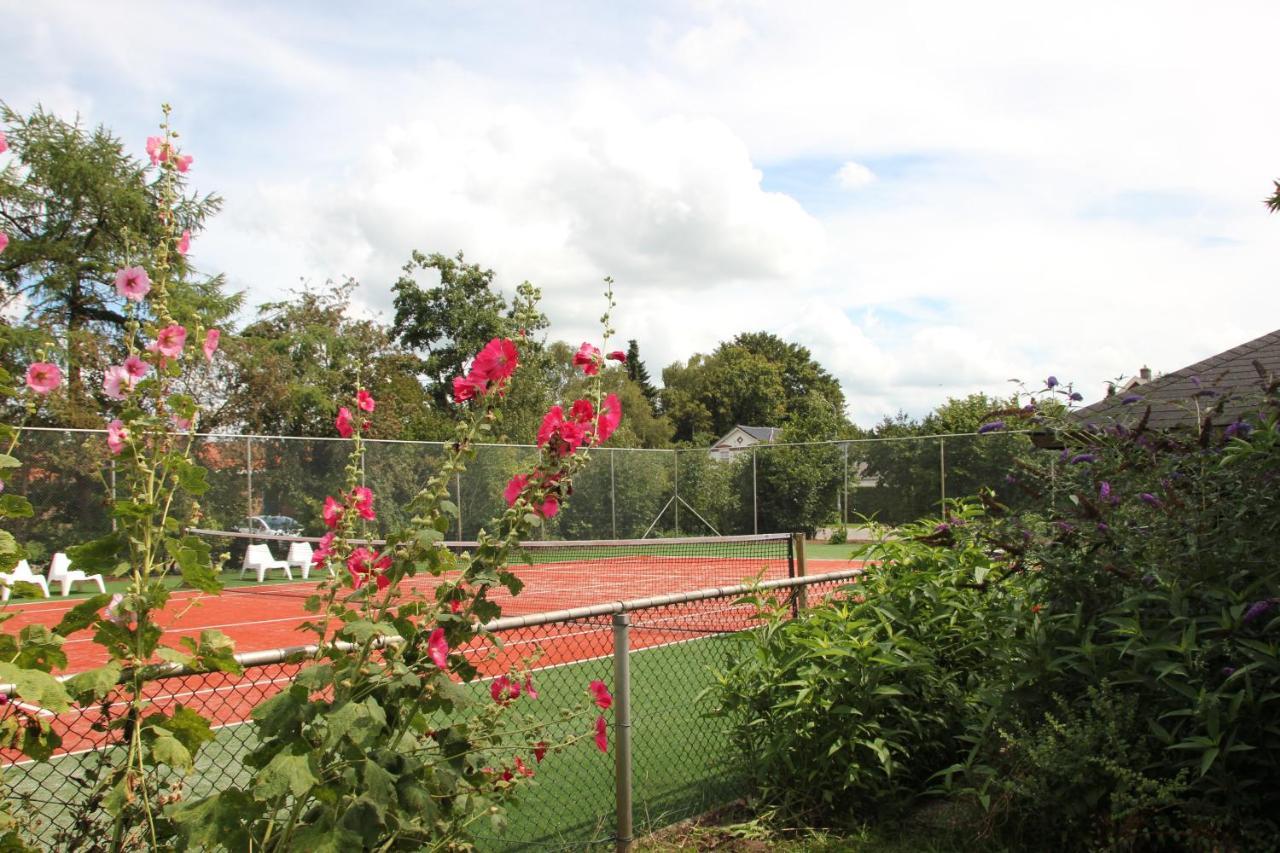 Familiehuis De Betuwe Met Prive Kunstgras Tennisbaan En Sauna Vila Erichem Exterior foto