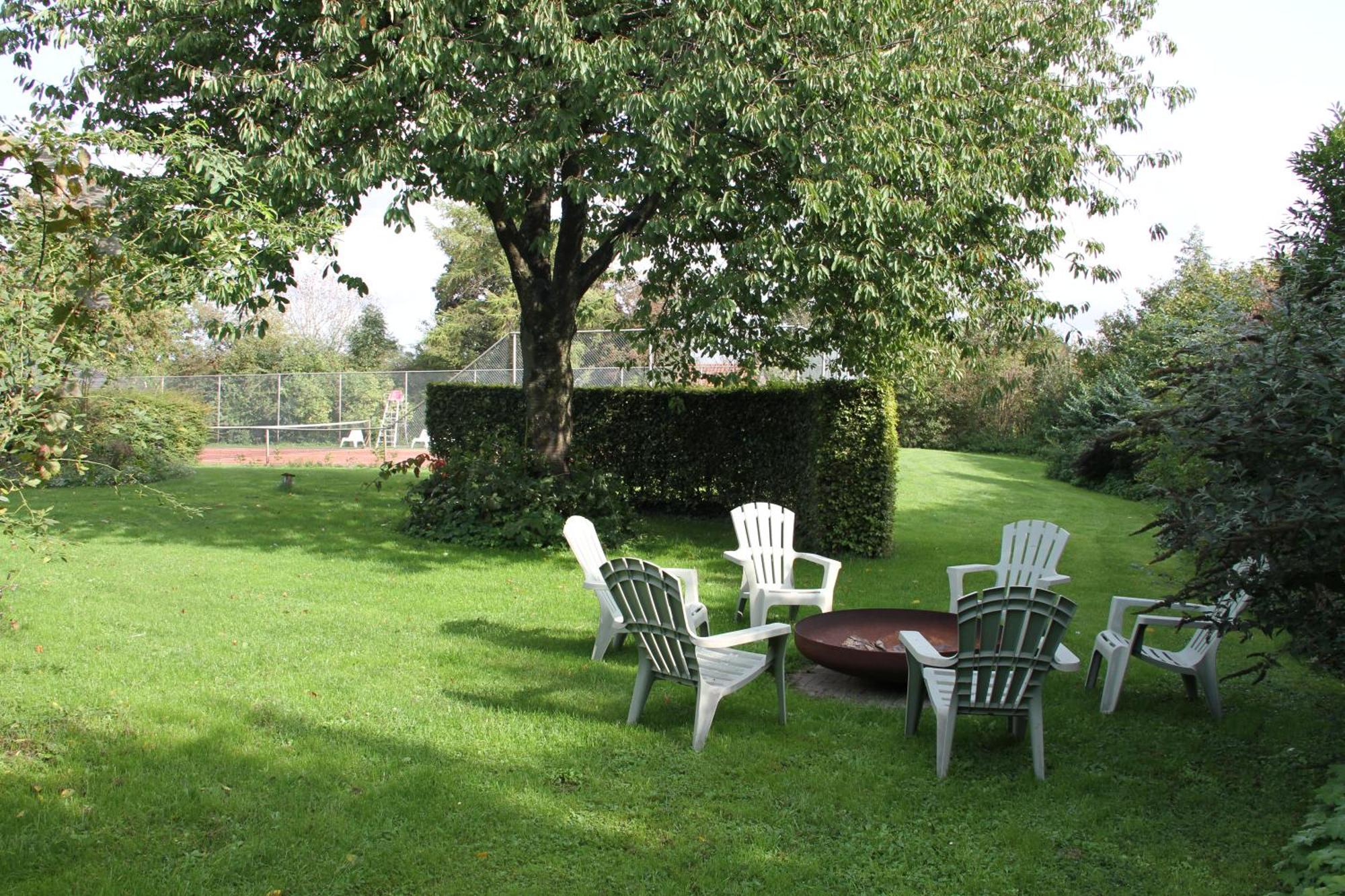 Familiehuis De Betuwe Met Prive Kunstgras Tennisbaan En Sauna Vila Erichem Exterior foto